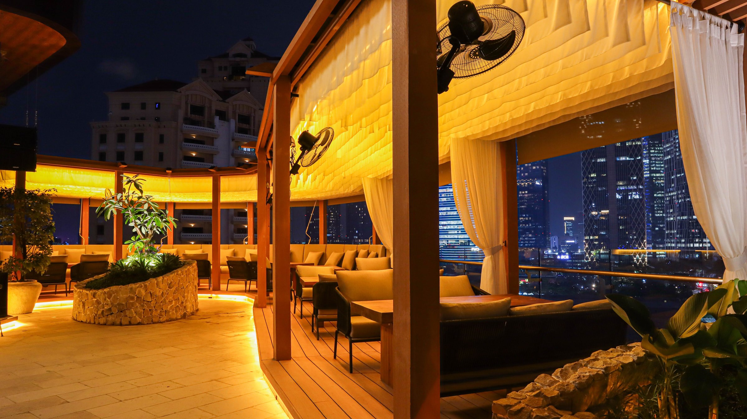 NUBE 9 Skylounge & GOLF Jakarta, Indonesia — by HDG