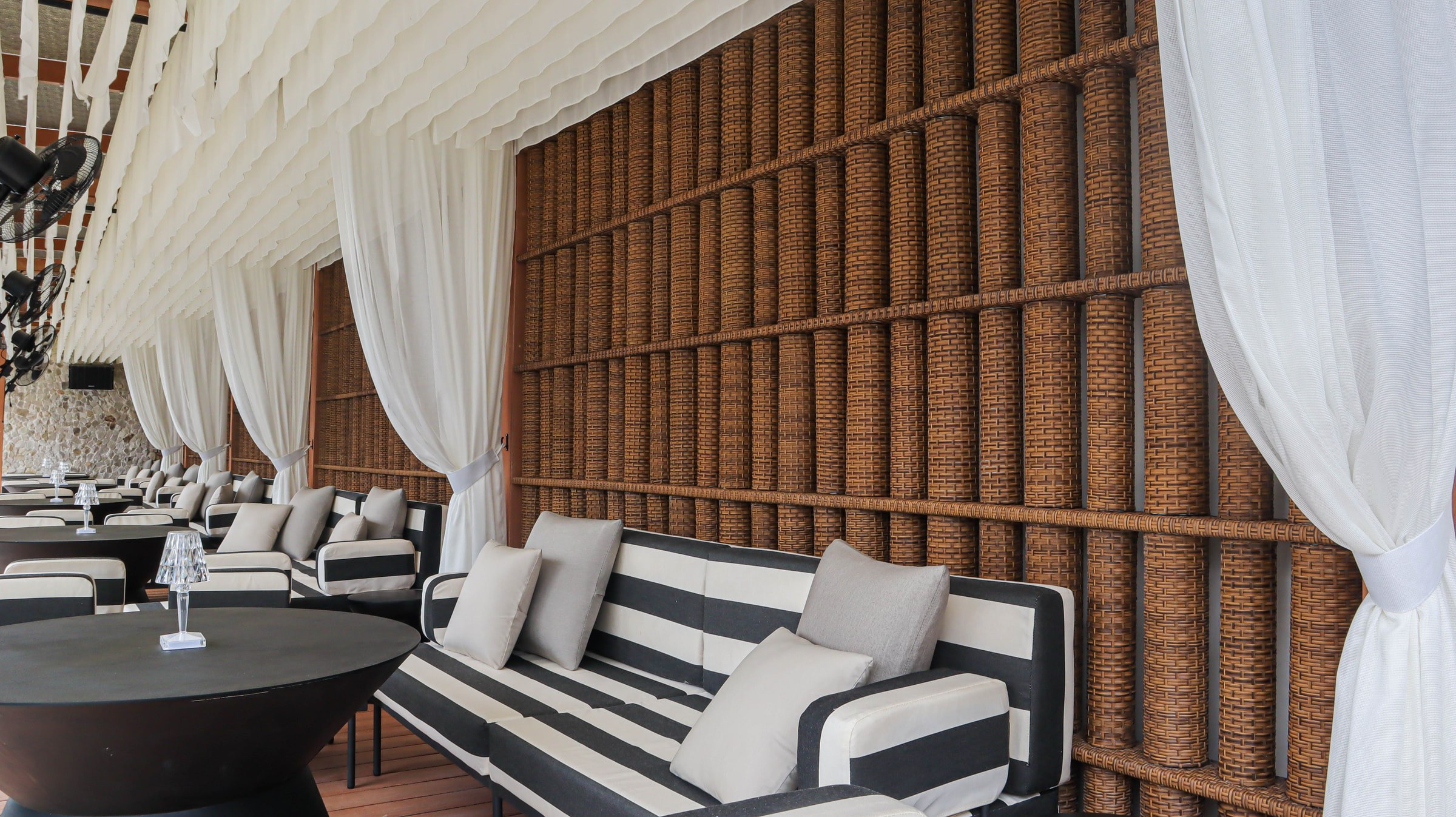 NUBE 9 Skylounge & GOLF Jakarta, Indonesia — by HDG